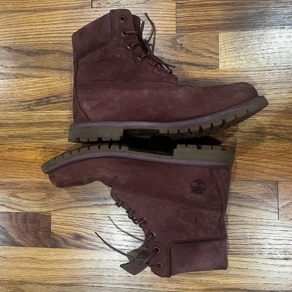 Women’s Red Velvet Timberland‎ Leather Boots Size 8.5 Some Stains see pictures